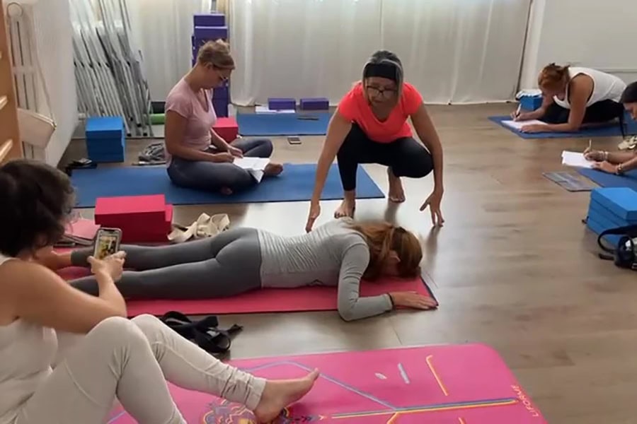 nieves lopez durante un corso di formazione insegnati yoga